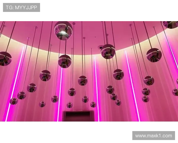 大阪刚在迈阿密买下整层公寓，连电梯都改成粉色的了