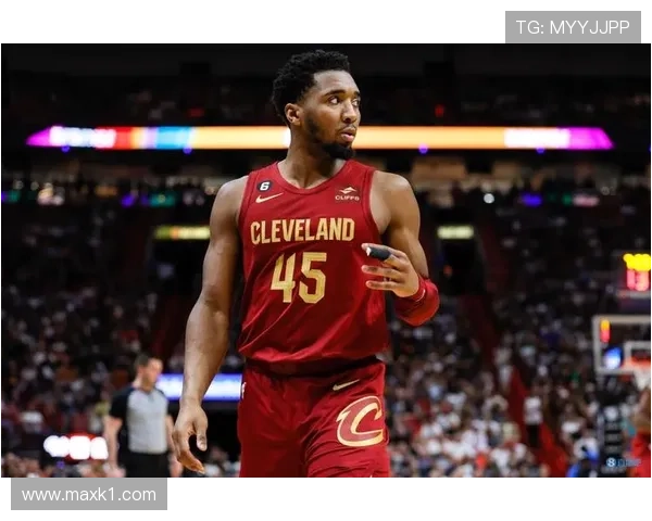 米切尔利用突破拉开比分差距，效率明显高于约翰逊