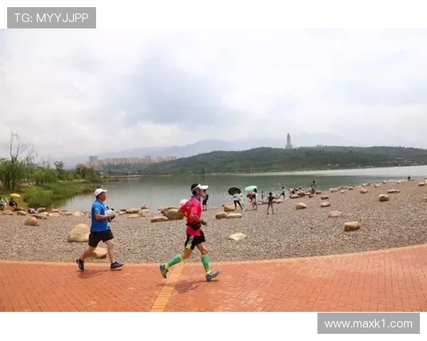 假动作规则：助跑中允许，完成助跑后再作将被警告