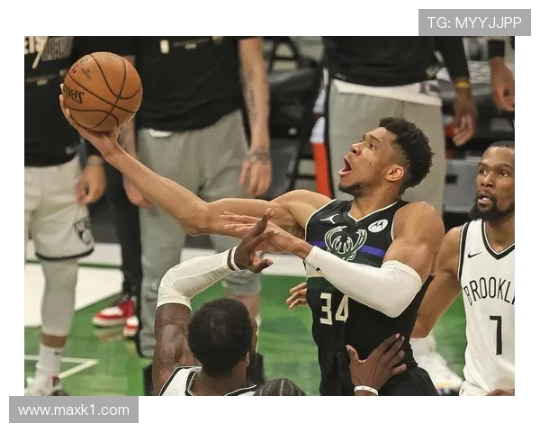 波蒂斯挡拆为字母哥拉开空间 提升前场终结效率