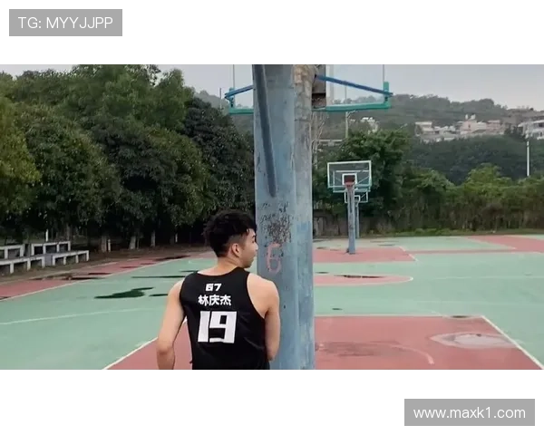篮球比赛中球卡在篮筐上如何处理？最新规则解读